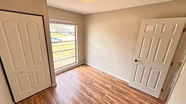 Building Photo - Lovely 2 Bedroom + Bonus Room, 1 Bathroom ...