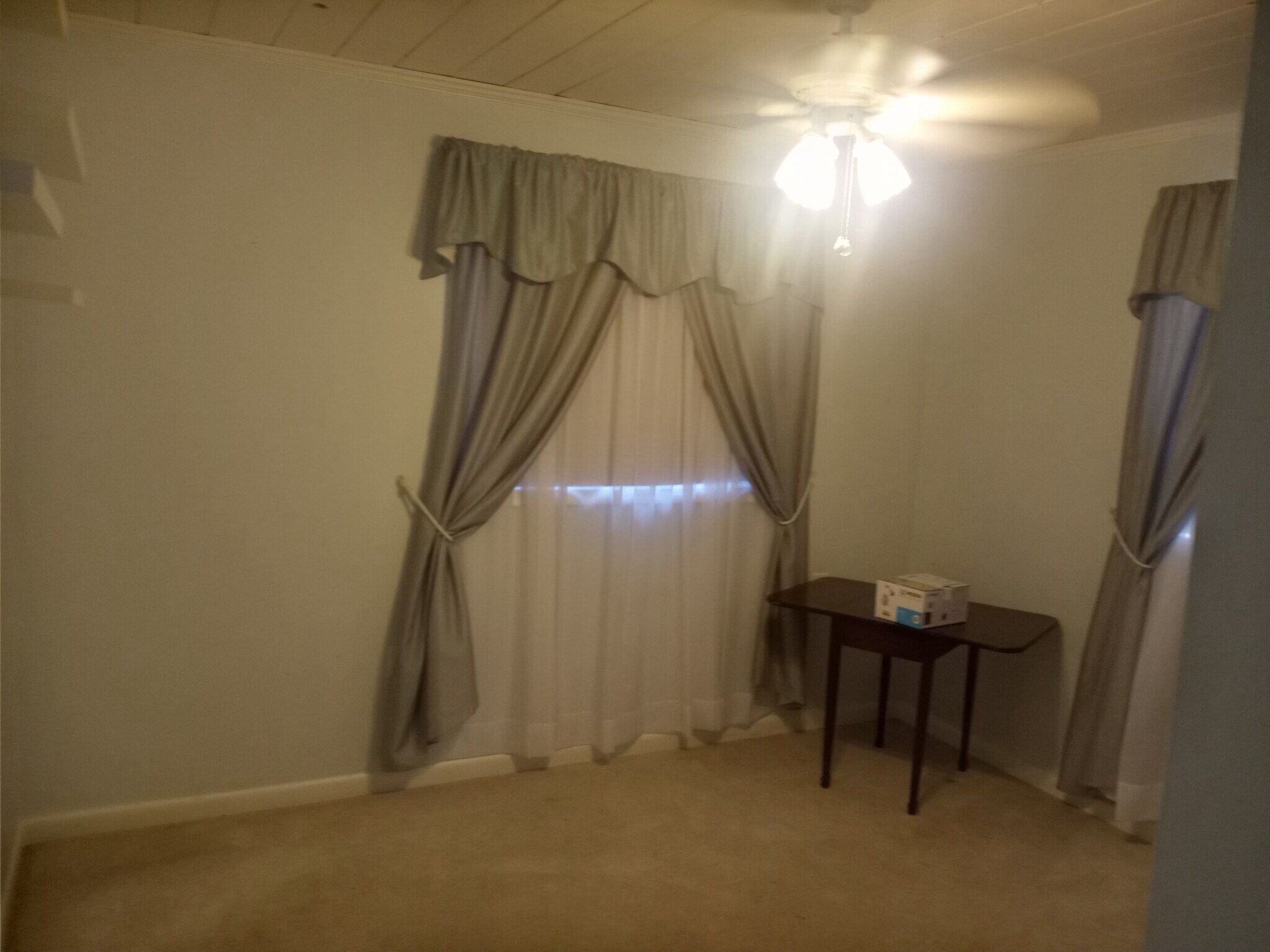 Building Photo - 320 E Oak St