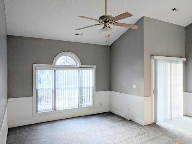 Building Photo - 670 Riverwalk Dr