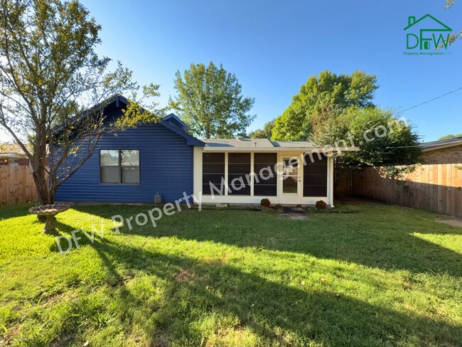 Building Photo - Charming 3-Bedroom Home with Sunroom & Spacious Backyard in Irving!