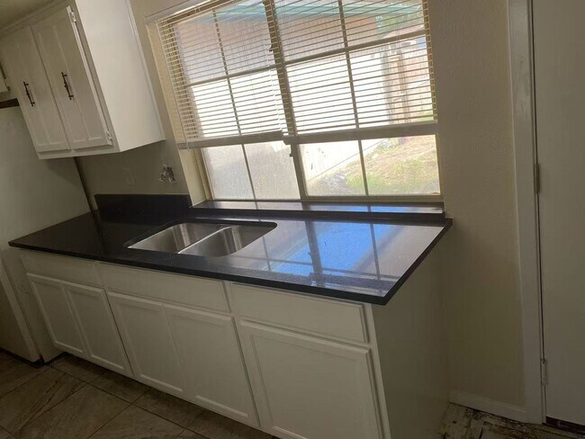 Building Photo - 3 Bedroom House in Garland