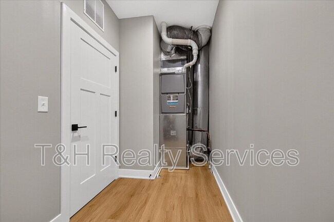 Building Photo - 623 W 39th St