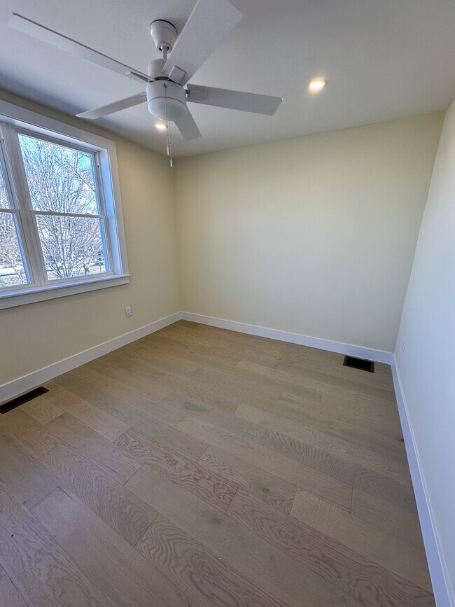 Building Photo - 714 Mollbore Terrace