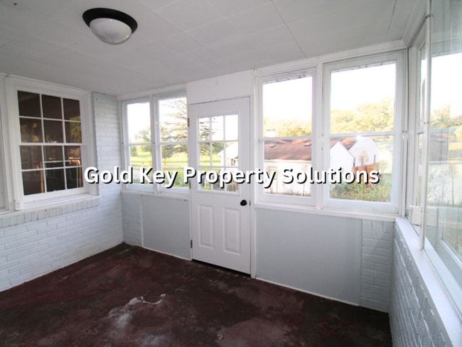 Building Photo - Adorable Brick 4 BR 1 BA House Near Golf C...