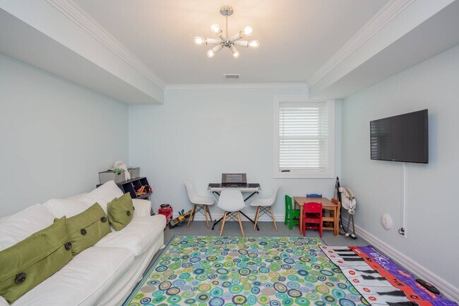 Building Photo - 6 Old School House Ln