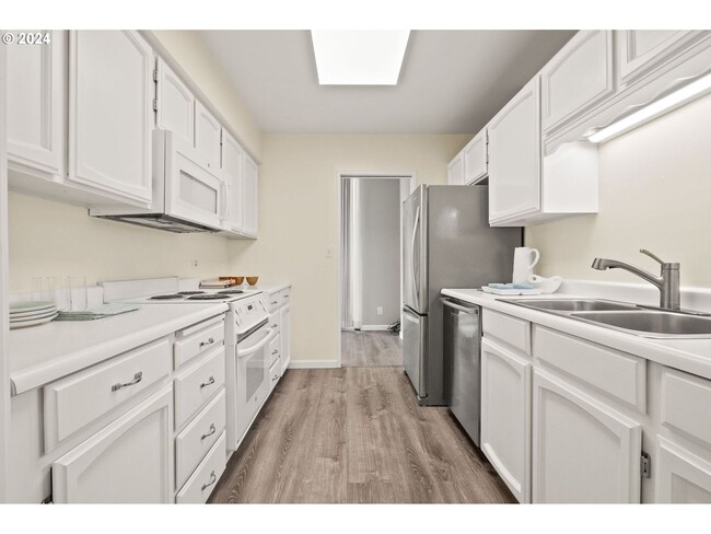 Building Photo - Spacious Portland Plaza Condo with Washer/...