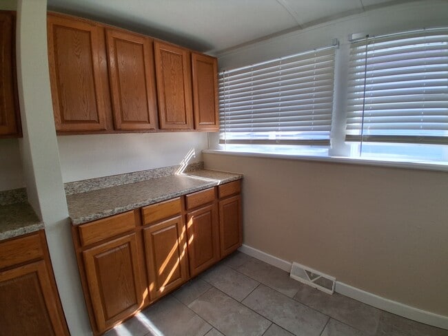 Building Photo - 206 W 7th St