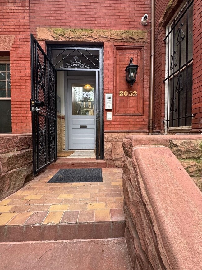 Building Photo - Centrally Located Renovated Large 1BR/1BA in Historic Dupont Circle Row House