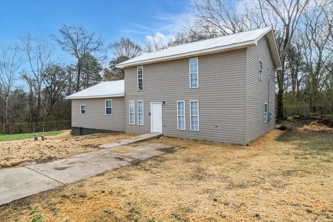 Building Photo - Beautifully Renovated 4BR/2.5BA with Large Yard in Graysville
