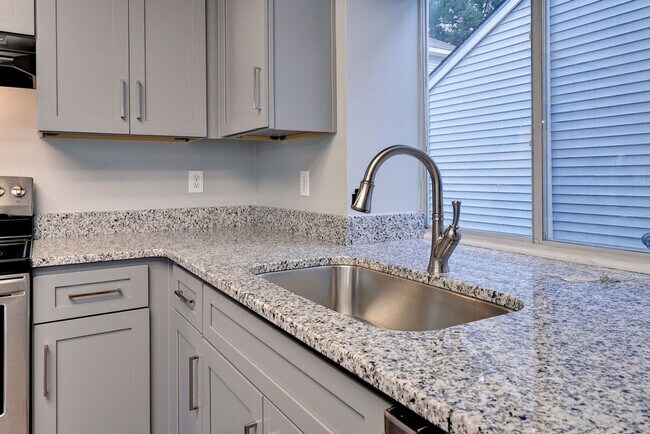 Building Photo - Updated Kiln Creek Home