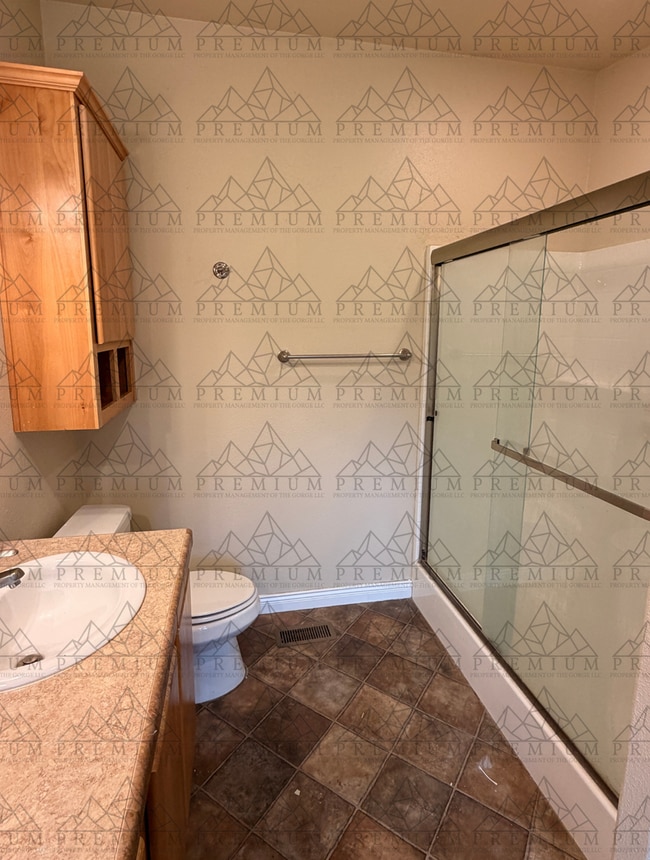 Building Photo - 3 Bedroom 2 Bathroom - Hood River