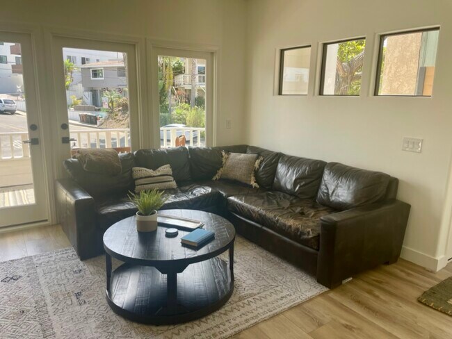 Building Photo - 162 Avenida Florencia