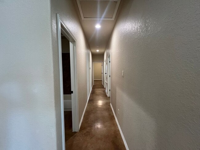 Building Photo - Luxury 3/2 duplex in NBTX