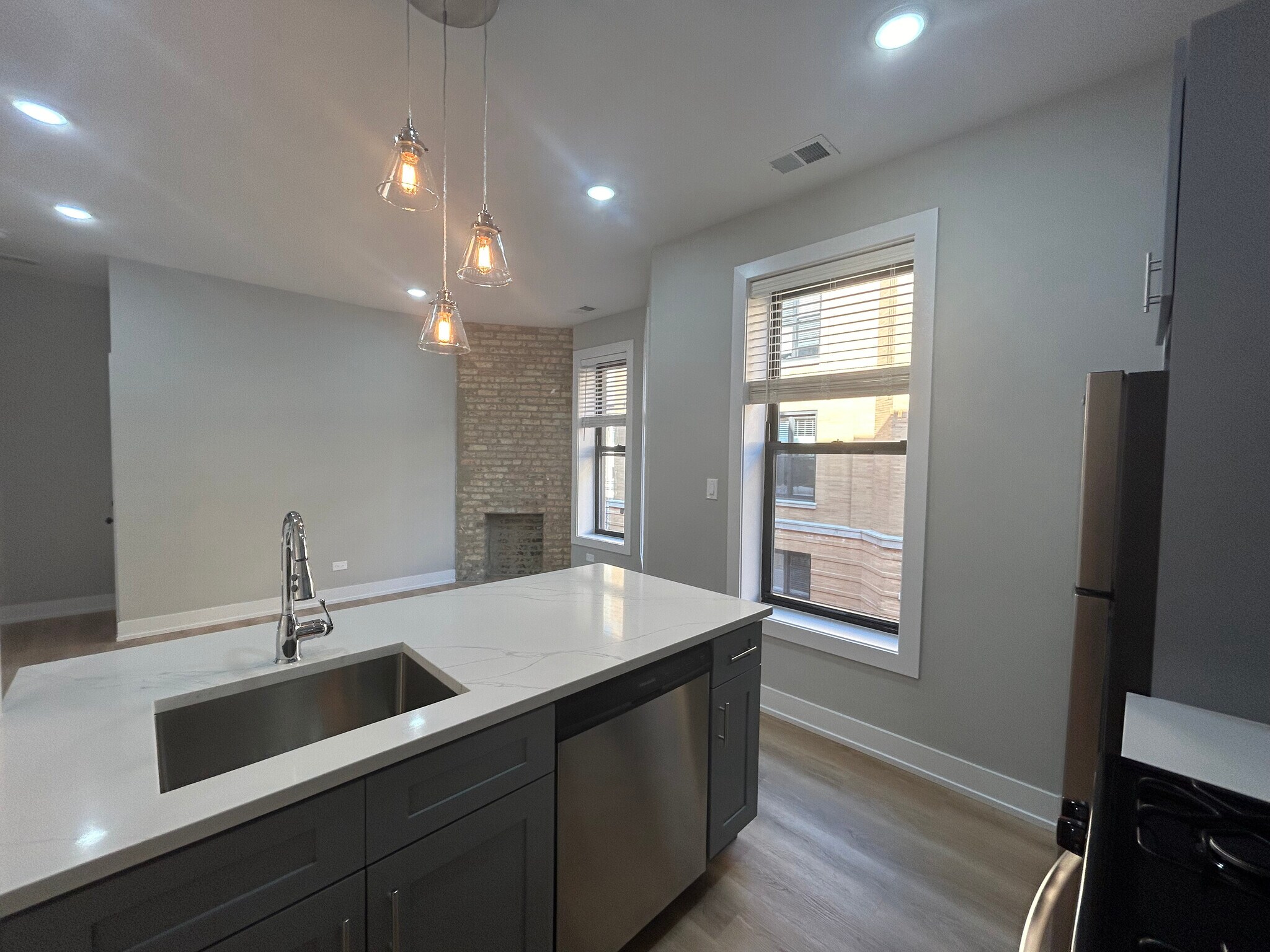 Building Photo - 423 W Belden Ave