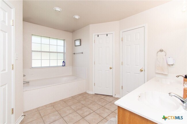 Building Photo - 103 Corral Ct