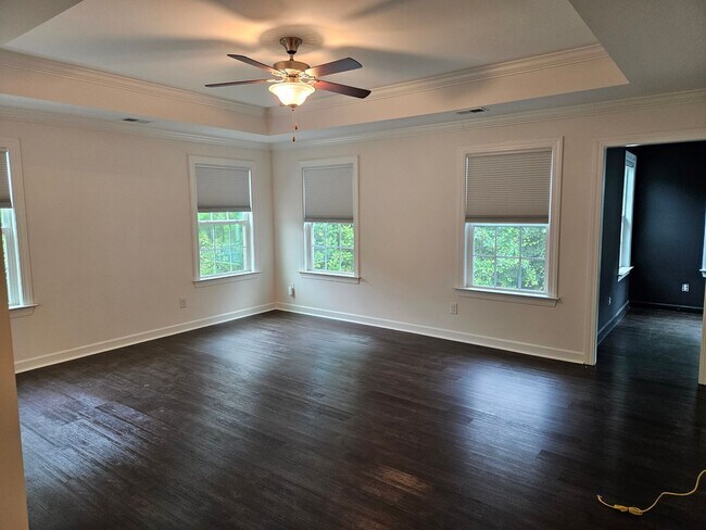 Building Photo - Beautiful unfurnished 3 bed 2.5 bath home ...