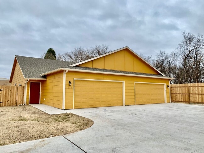 Primary Photo - 3 bed/ 2 bath Townhome!!!