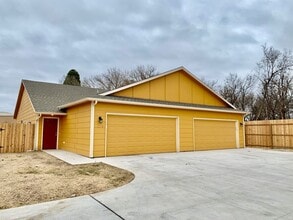 Building Photo - 3 bed/ 2 bath Townhome!!!