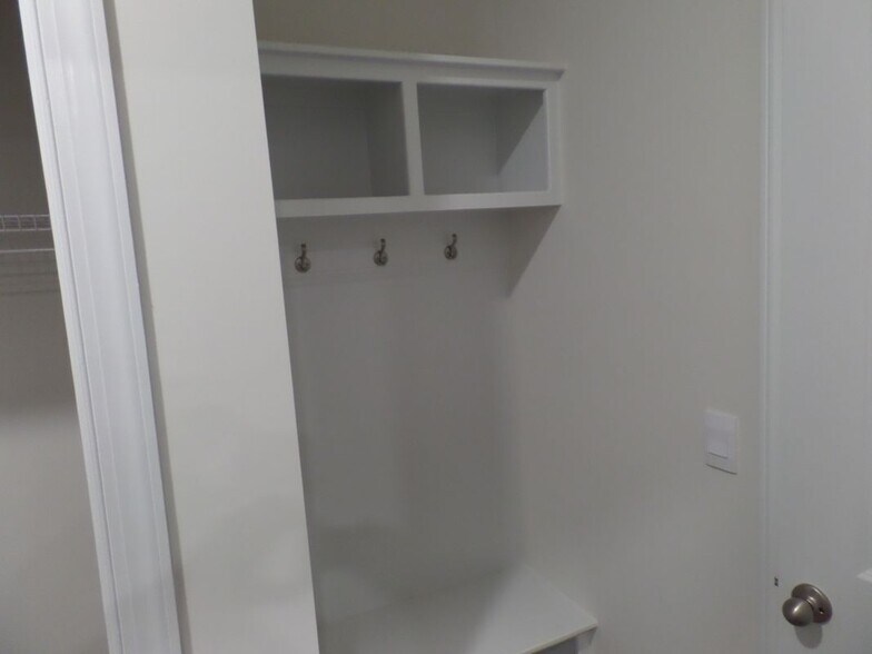 Building Photo - 711 Andrade Dr