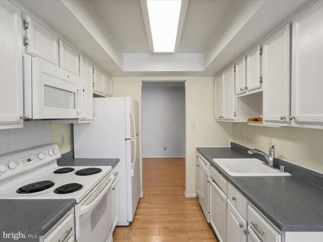 Building Photo - 10221 Valentino Dr