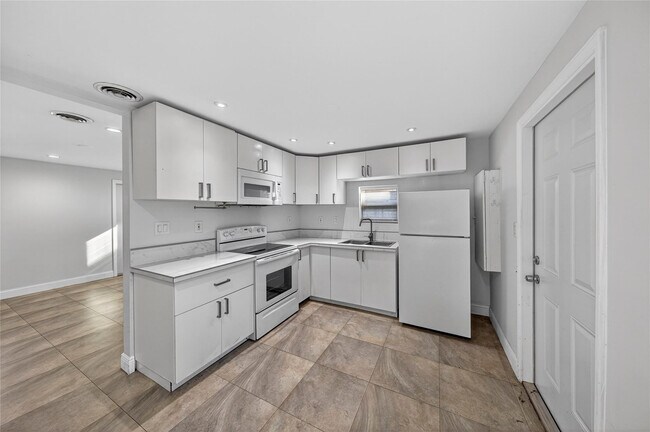 Building Photo - 2009 NW 21st Ave