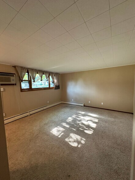 Building Photo - 413 Merriam Ave S