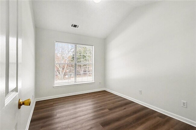 Building Photo - 2559 Walden Lake Dr