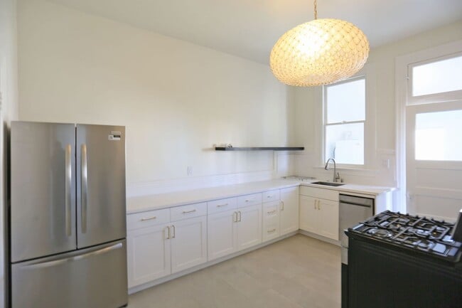 Building Photo - 144 10th Ave