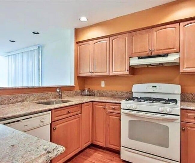 Building Photo - 700 Mainsail Ln