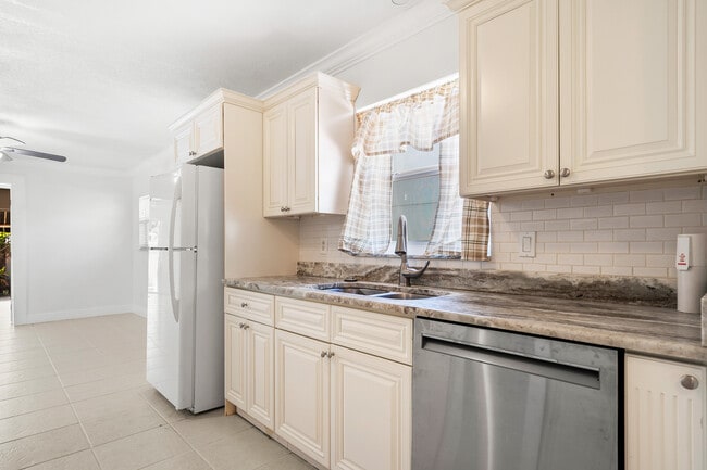 Building Photo - 2173 W Vina Del Mar Blvd