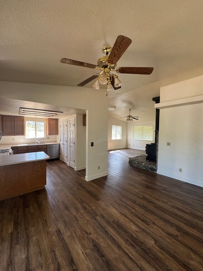 Building Photo - 3 BEDROOM HOME IN COUNTRY SETTING