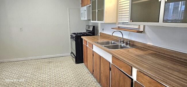 Building Photo - 1044 Mc Clendon St