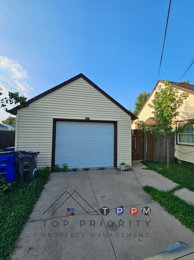 Building Photo - 1212 35th St NE