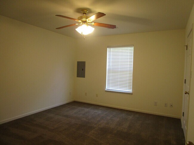 Building Photo - 5004-5006-5006 Betty Jean Way