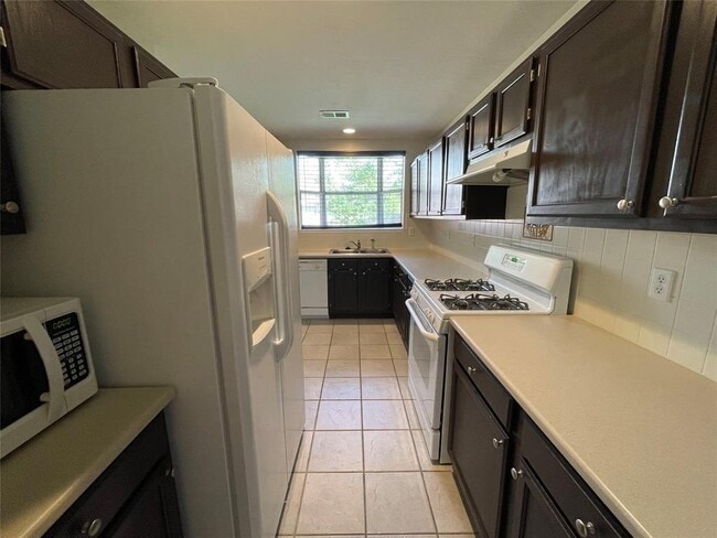 Building Photo - 16917 Ardisia Dr