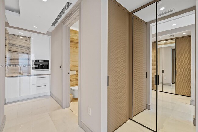 Building Photo - 17901 Collins Ave