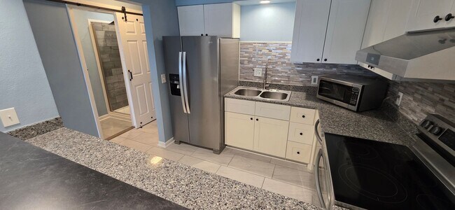 Building Photo - Here is your 3bed/3bath home on the water!
