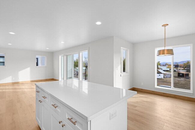 Building Photo - 865 9th St W