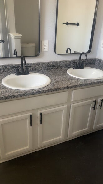 Building Photo - 1028 Doras Dr