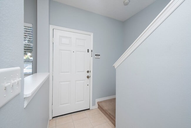 Building Photo - 2 Bedroom /2.5 bathrooms Town House. Just ...