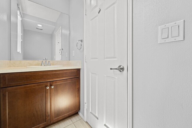 Building Photo - 2 Bedroom Townhome in the Lakepointe Community!