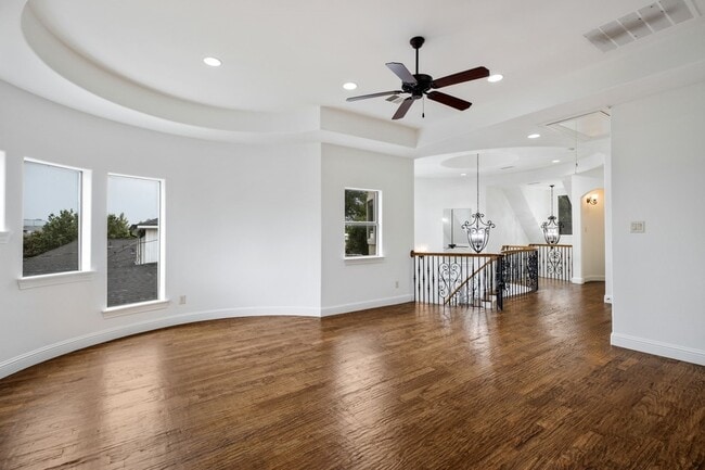 Building Photo - 3606 S Versailles Ave