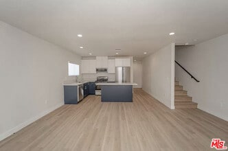 Building Photo - 204 E 29th St