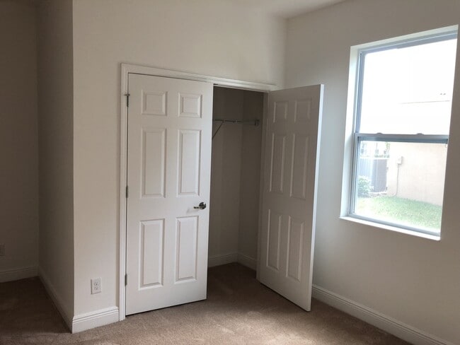 Building Photo - 4 BED HOME LOCATED IN WINTER GARDEN!