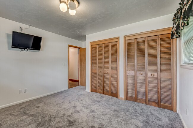 bedroom 2 - 27 Summit Cir