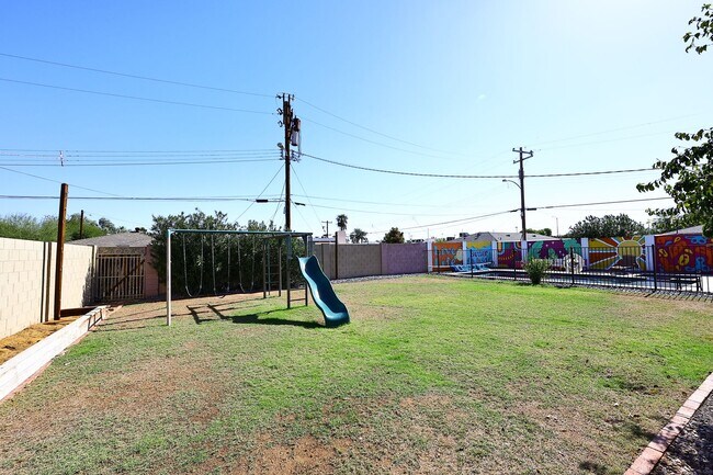 Building Photo - Fully Furnished Remodeled 4 Bedroom / 4 Bathroom Home with spacious back yard & pool in Central P...