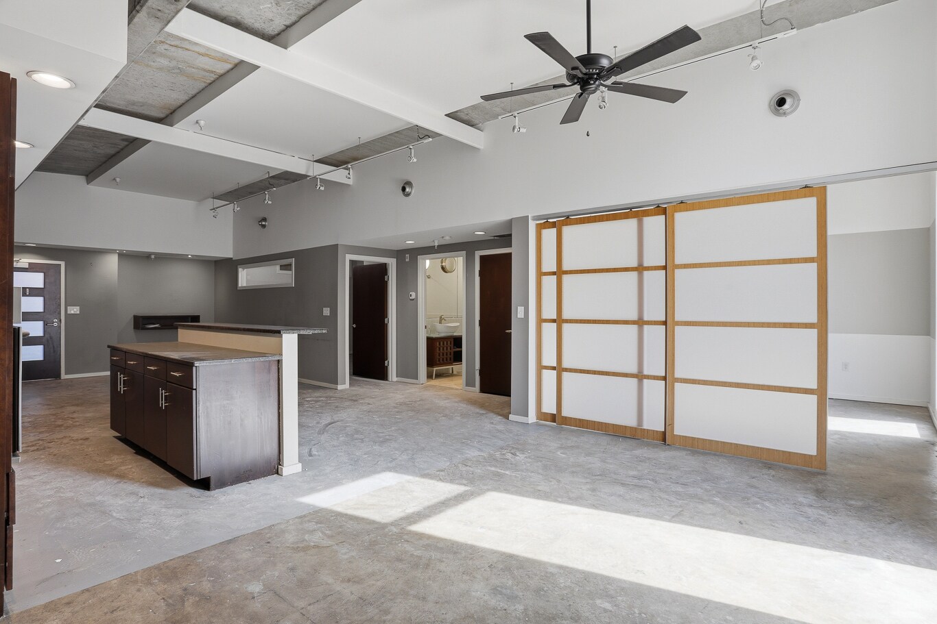 Building Photo - 112 E Clay St