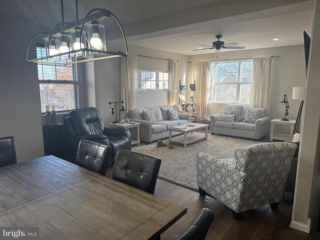 Building Photo - 43 S Poplar St