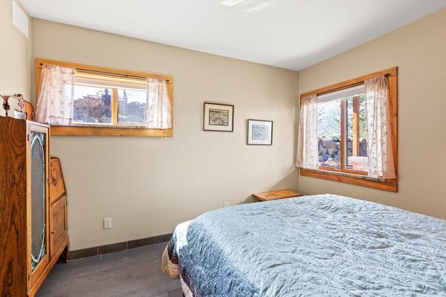 Building Photo - Fully-Furnished Short-Term Rental on South...