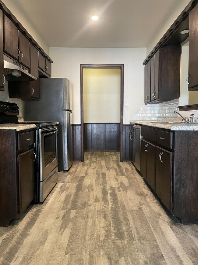 Building Photo - 1420 Oakcrest Ave